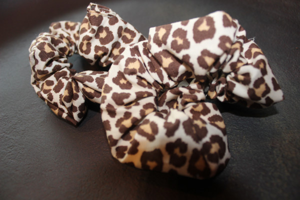 Brauner Leoparden Scrunchie